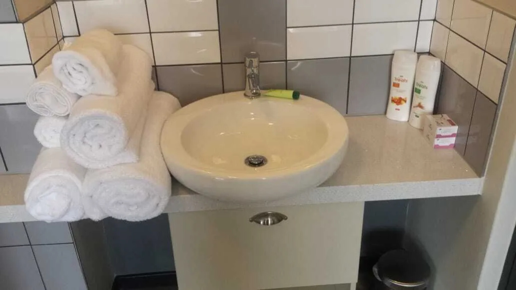 Lovely Rosebank 1-bedroom condo with pool & cinema