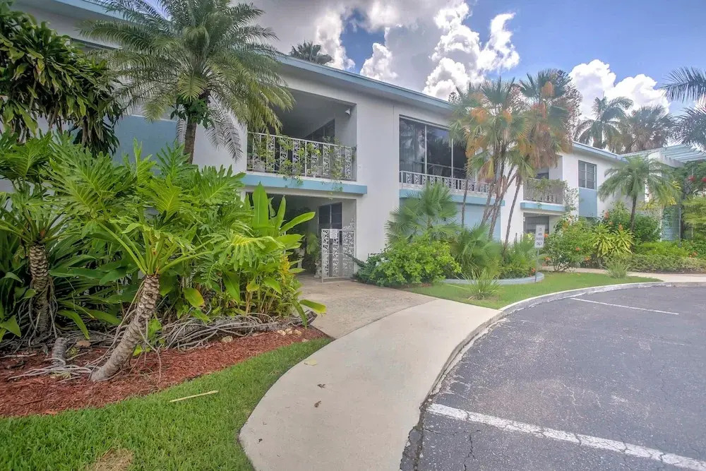 Updated Dtwn Naples Condo: Across From Beach!
