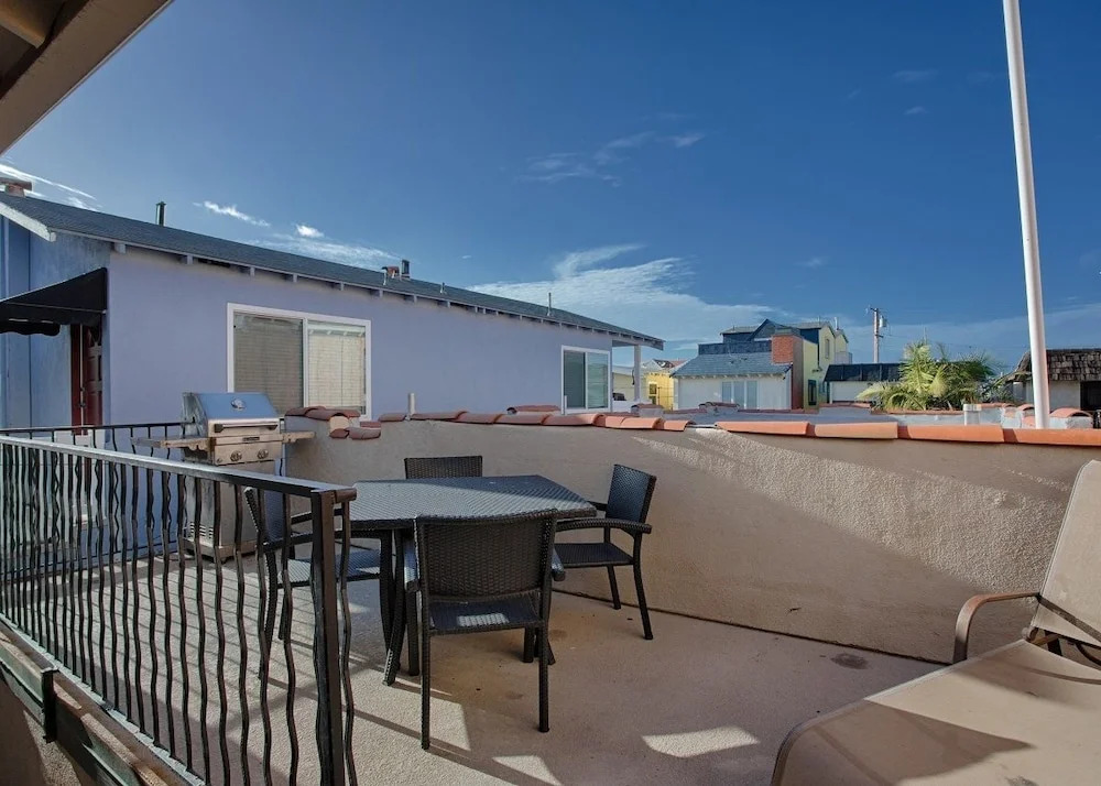 128 39th ABC 5 Bedrooms 3 Bathrooms Villa