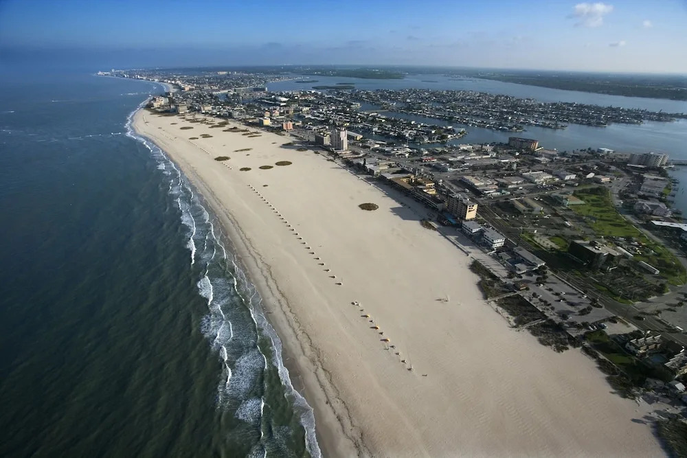 New Listing! All-suite - Steps To Beach 2 Bedroom Apts