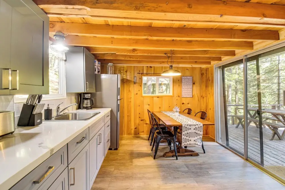 15 Mi to Ski Resort: Cozy Cabin Near Long Barn!