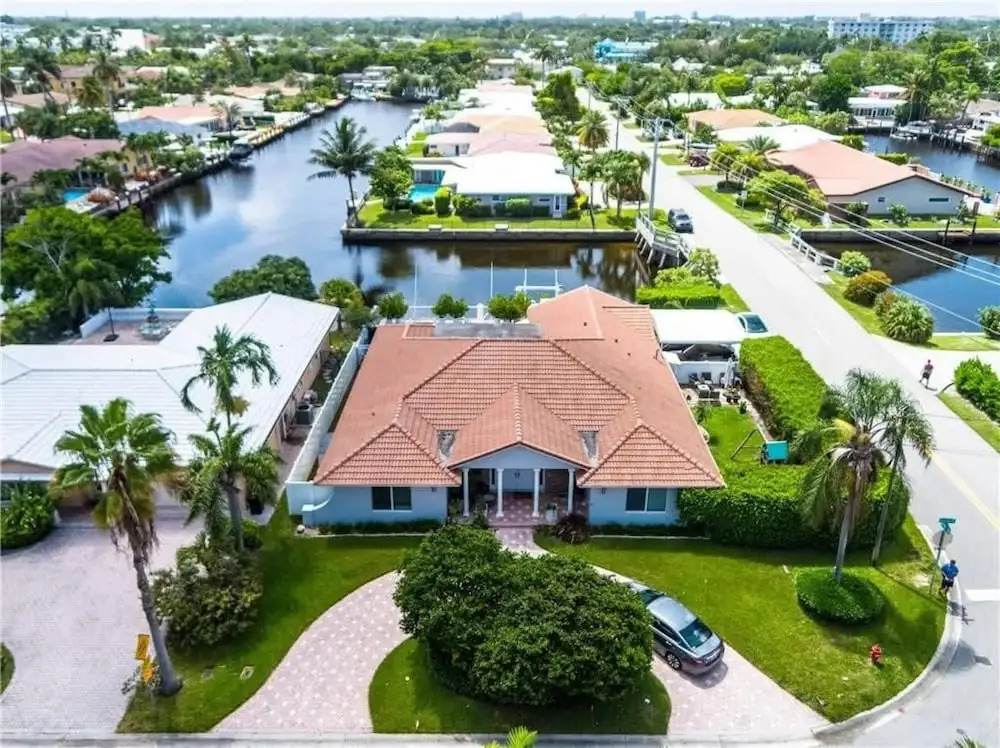 Luxe 4BR Waterfront w Htd Pool 5min to Beach