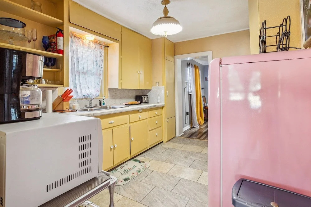The Old Downtown Historic Grand Prairie House 4 Bedroom Home by RedAwning