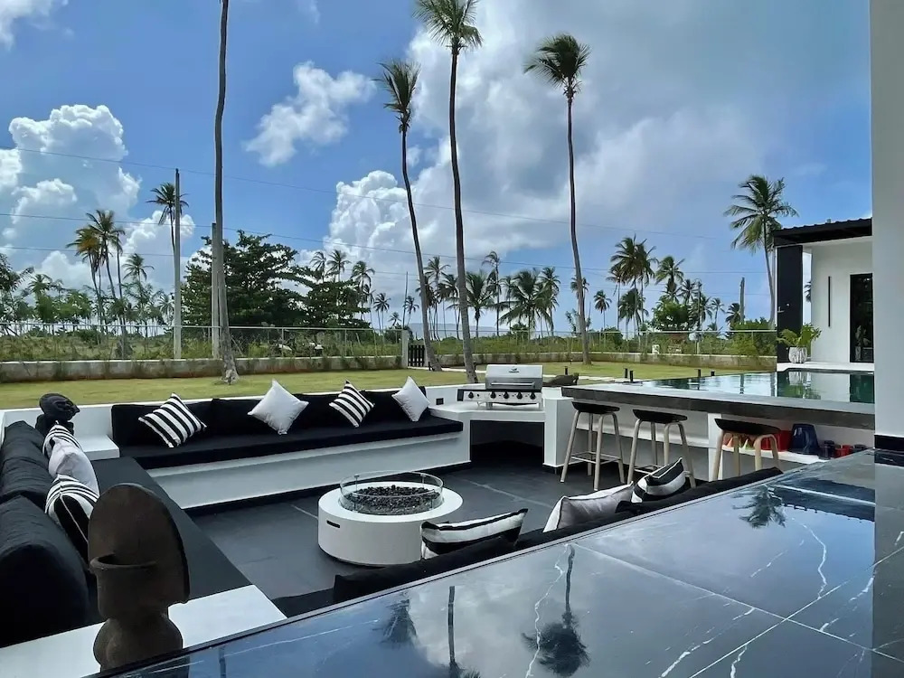 Casa Black and White. Vista al Mar