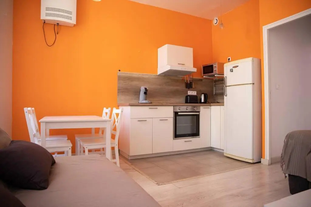 LA FONTAINE NEUVE-AVALLON-5 PERSONNES-1 CHAMBRE-3 LITS-parking-wifi