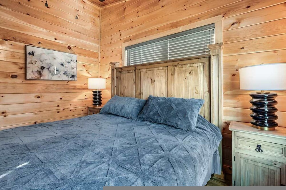 Modern 5 Bedroom Cabin Close-dollywood Game Room