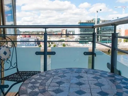 Sunny Apartment off Grand Canal Square Dublin 2