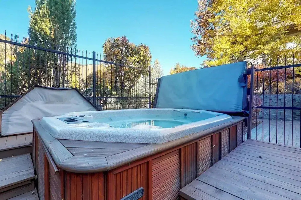 Snow Star Skylight - 3BD 3BA - Hot Tub, Gym, Walk to Ski!