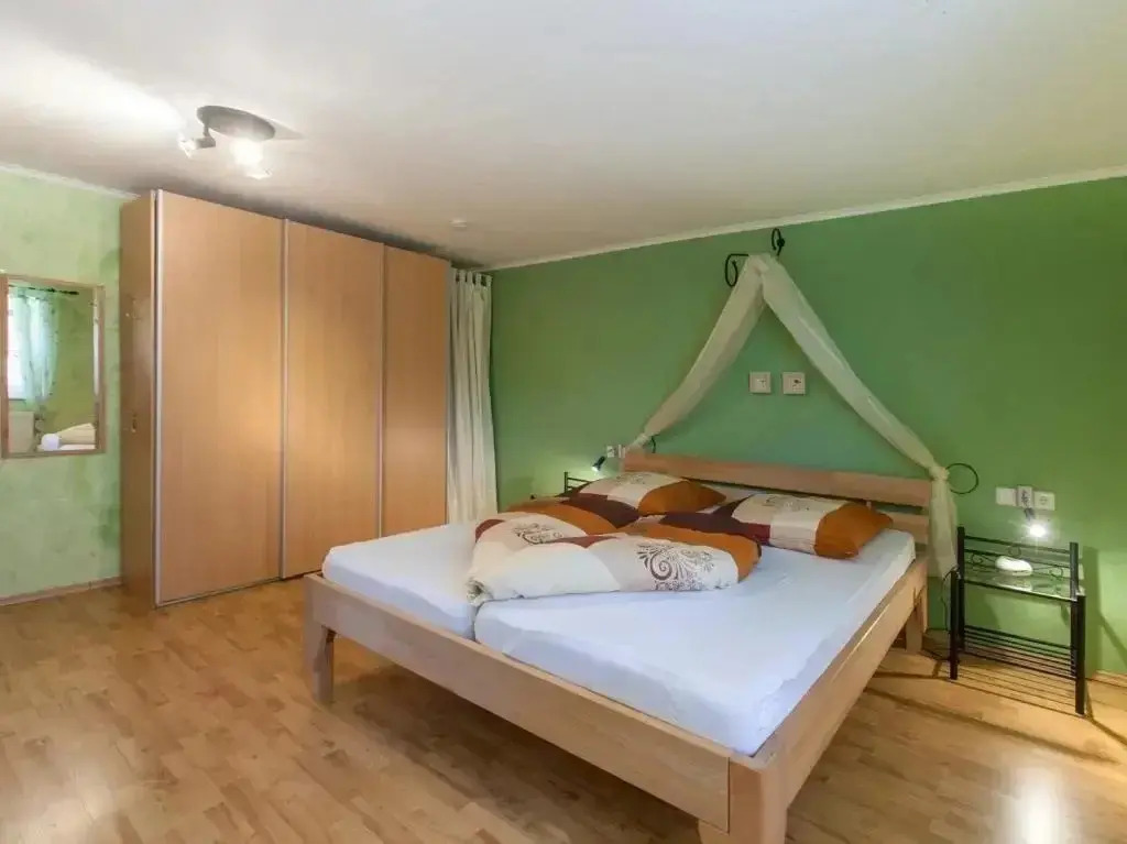 FERIENHOF KATZENMAIER, Bauernhof- und Familienurlaub am BODENSEE, großzügig wohnen, MESSENAH und teils BARRIEREFREI, Spielangebot für drinnen und draußen, Parkplatz am Haus, gute ÖPNV-Anbindung