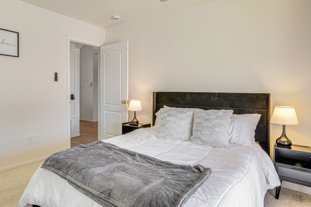 Near Golf Courses: Poolside Paradise in Yuma!