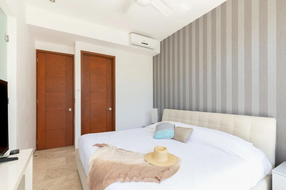 Stunning 2 in 1 Apartments Ocean View Rooftop Pool Near The Beach and 5th Avenue