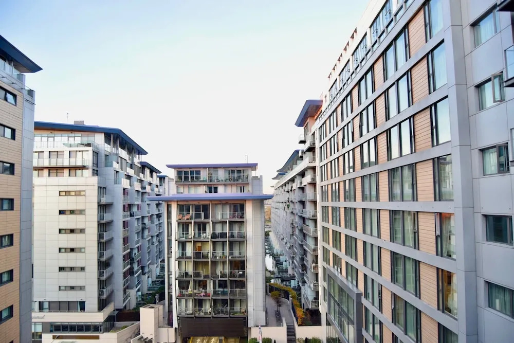 Bright 1 Bedroom Apartment With River Views