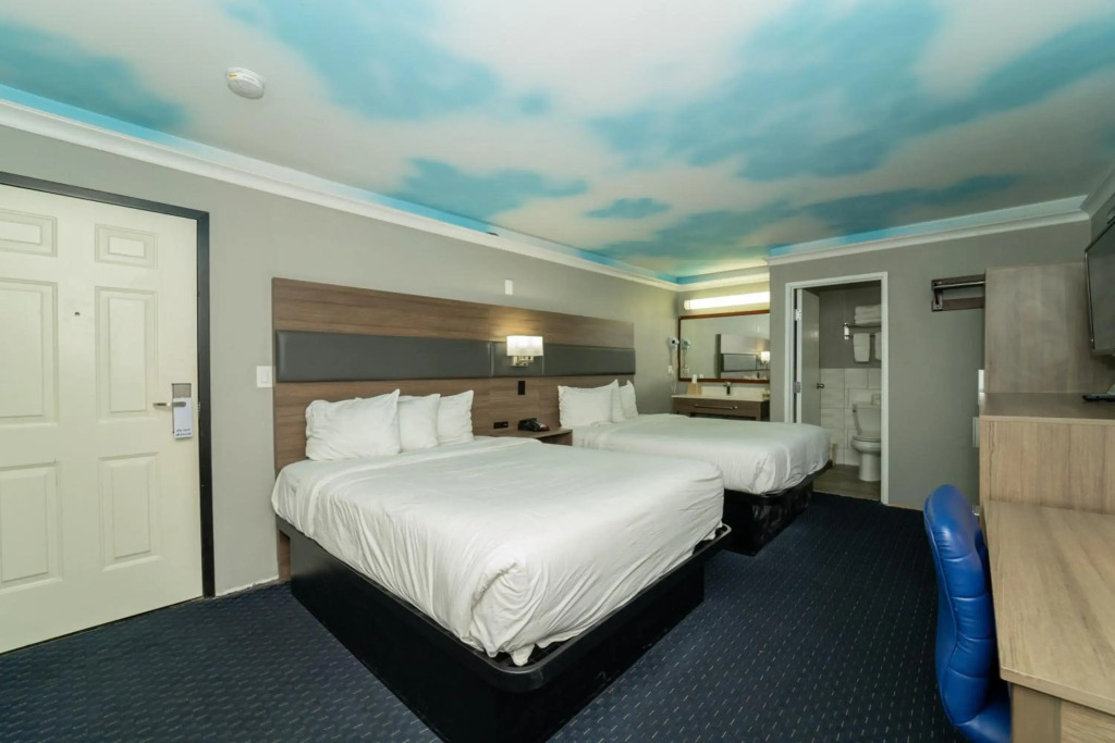 Hollywood Palms Inns & Suites