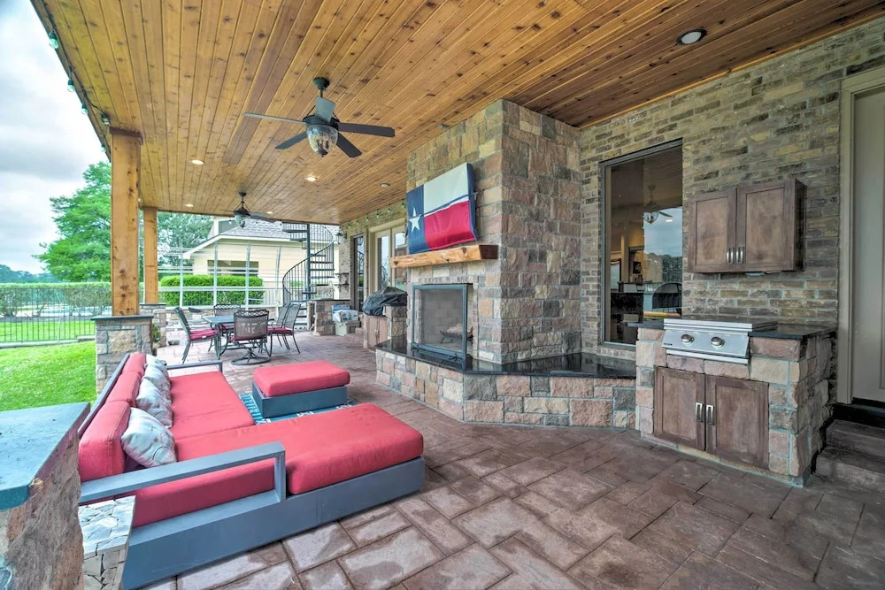 Lavish Lakefront House w/ Pool Table & Patio!