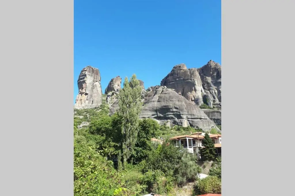 The house under the rocks of Meteora 1