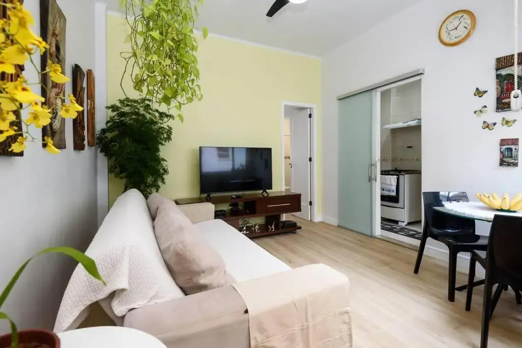 Apartamento confortável com localização privilegiada, 50 metros da praia do Arpoador