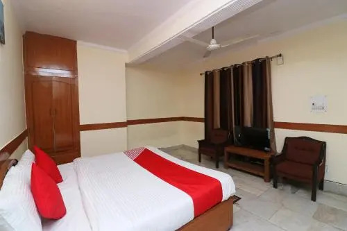 OYO 28009 Hotel Rajdhani Palace