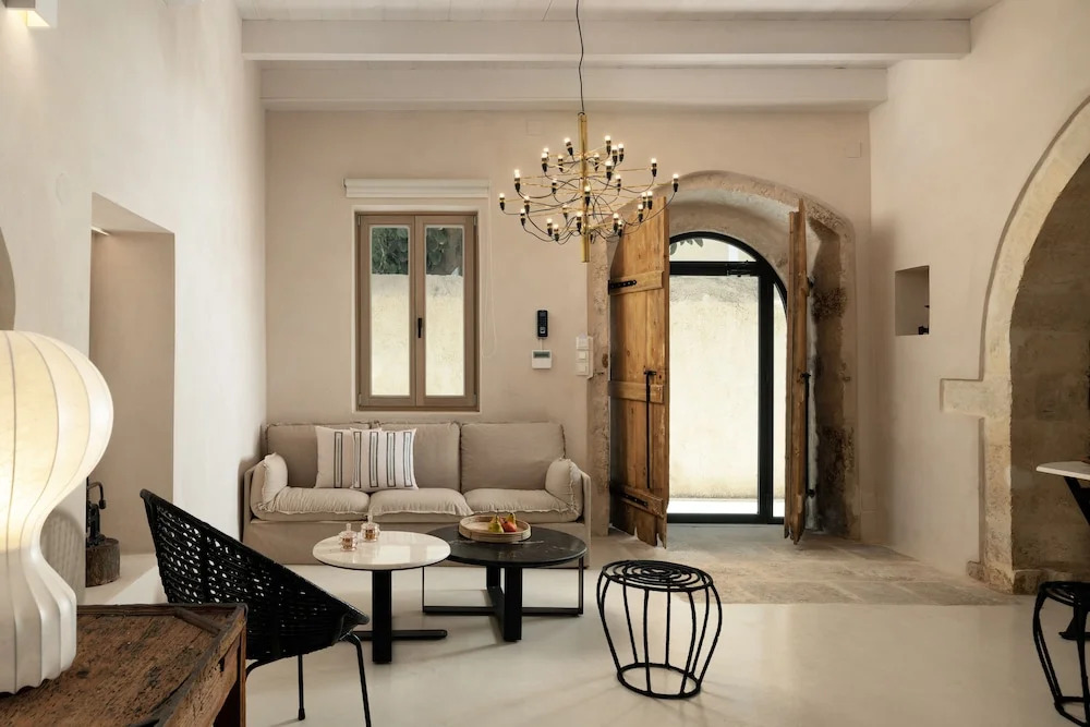 Sutor Chic Manor