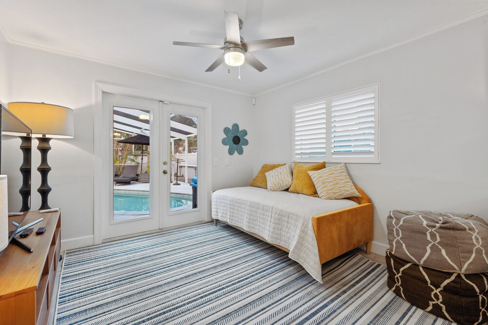 Siesta Key Oasis w/ Outdoor Pool + Screened Lanai!