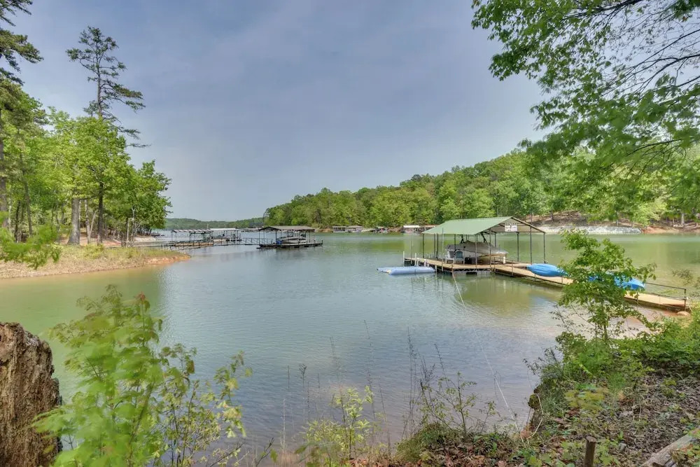 The Lake Place Cabin w/ Golf Cart & Free Kayaks!