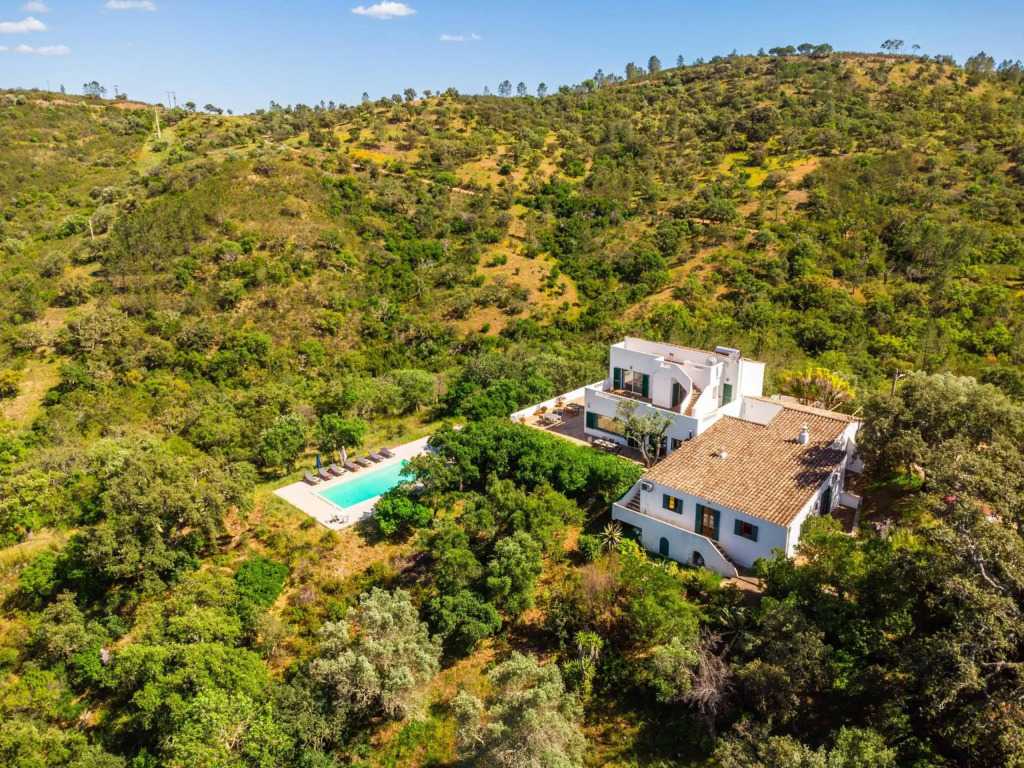 Villa Eiras Altas by Portucasa