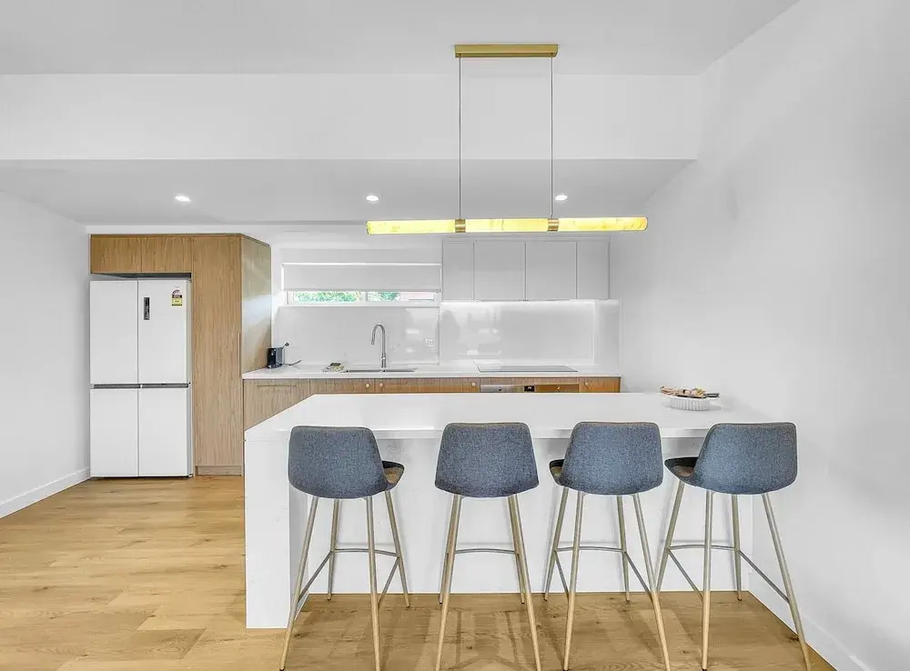 Modern 4-bed Townhouse With Water Views