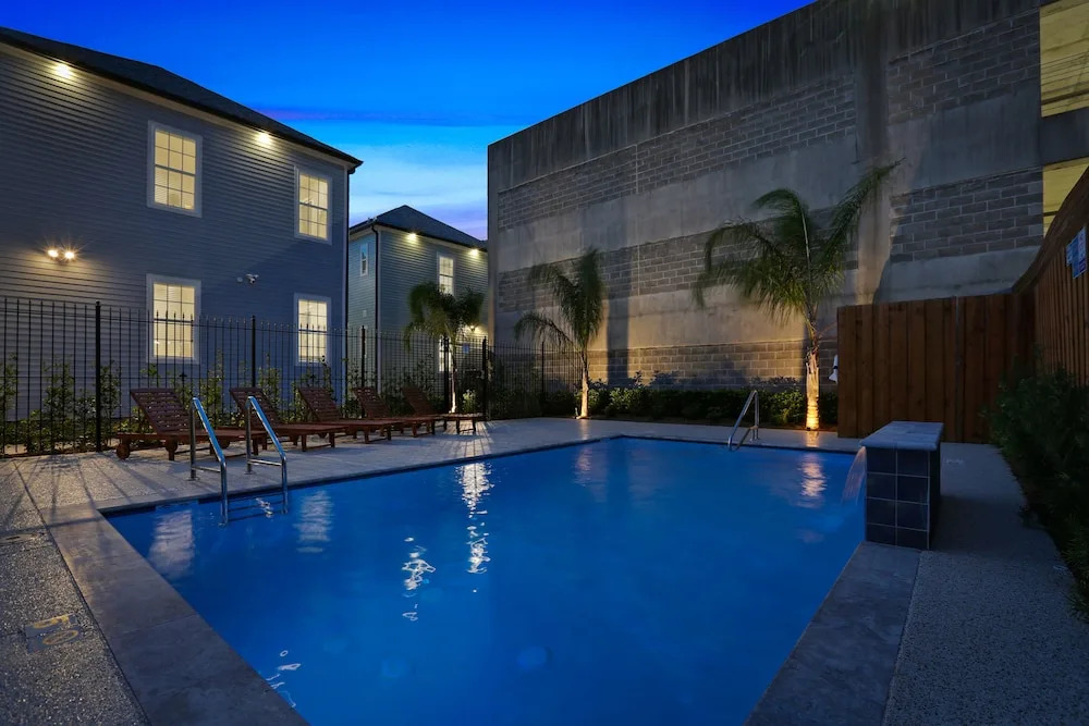Modern 4 BR Condo with Balcony & Pool - Near FQ