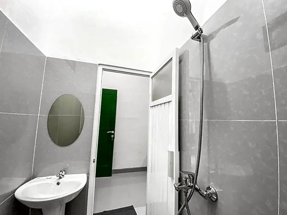 RedDoorz Syariah near Taman Bunga Adipura Sampang