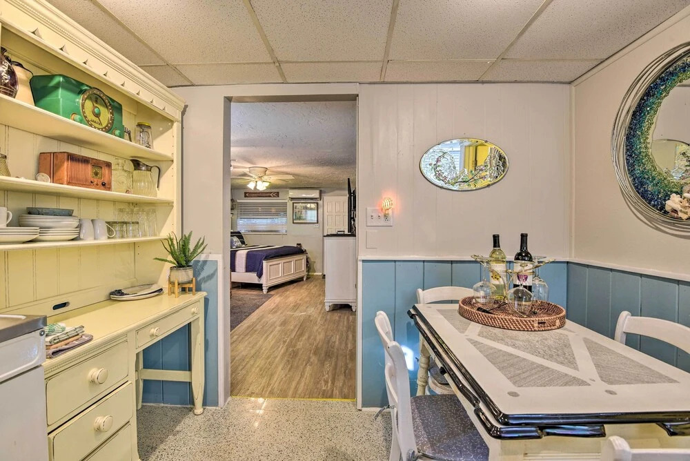 8 Mi to Beaches: Artistic Bradenton Studio w/ Yard