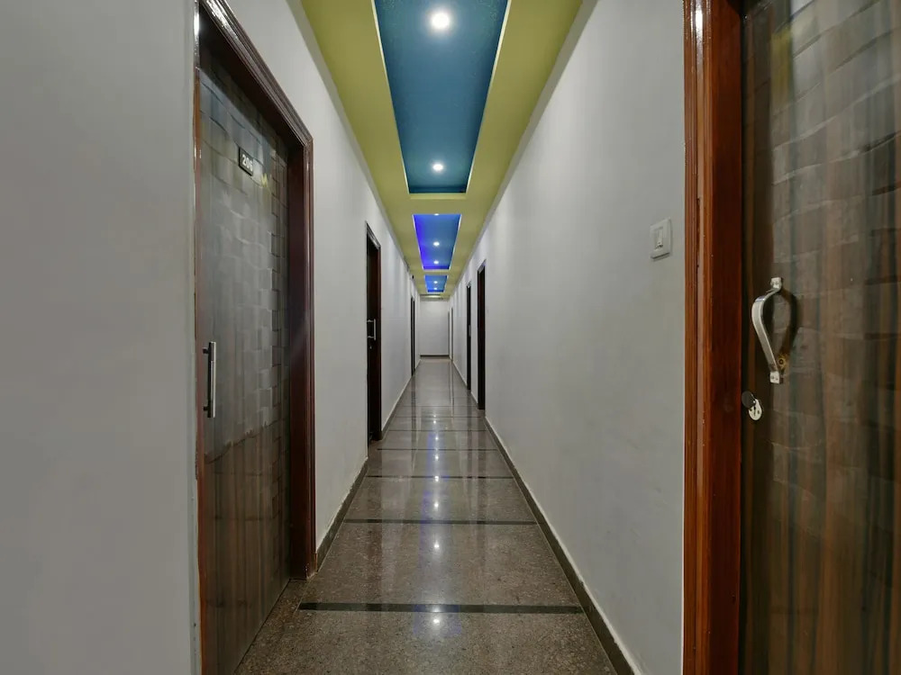 OYO 13588 Mahaveer International