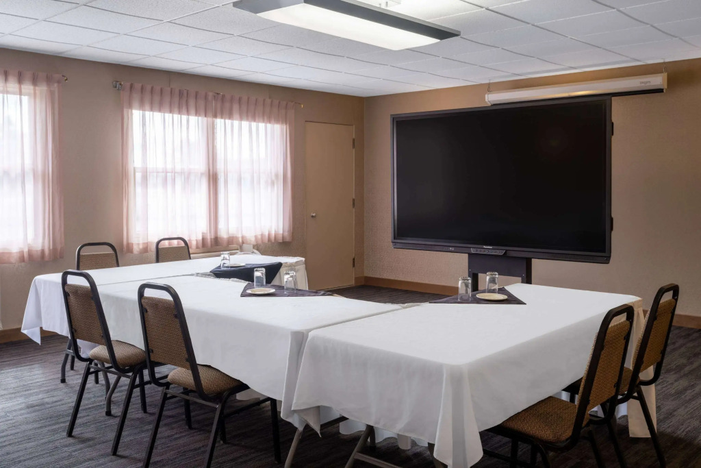 Ramada by Wyndham Thunder Bay Airlane Hotel