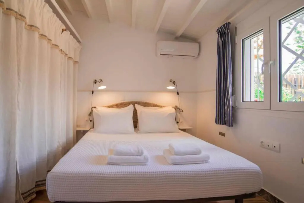 250 metres from the sea an independent tiny house with a yard full of flowers! Spitaki the Little House!