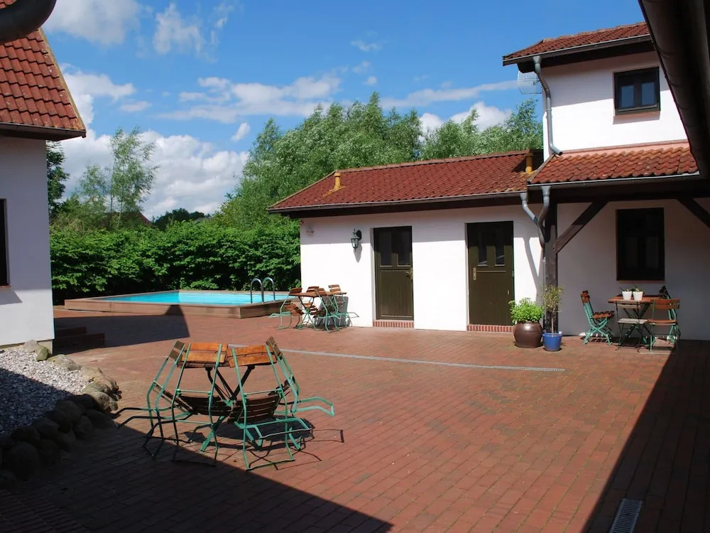 Landhaus mit Schwimmbad in Dargun