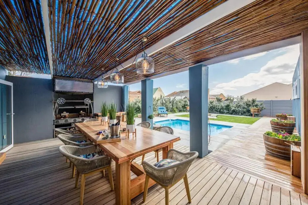Chateau Libertas - Brand NEW family home with pool
