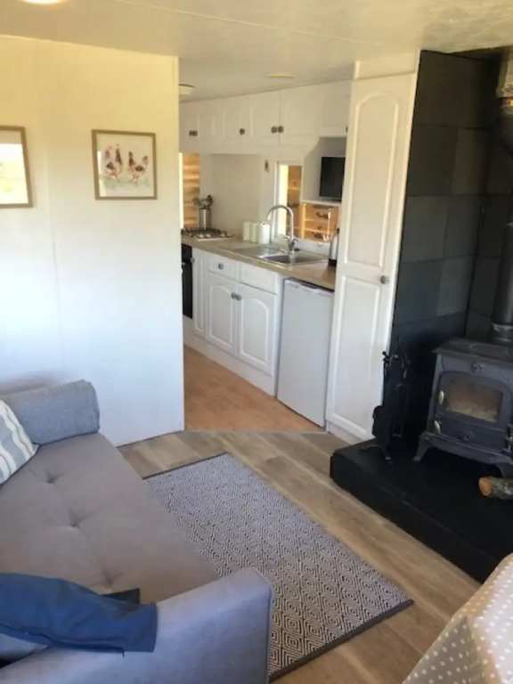 Cosy Rural Lodge at Goldhill Glamping - Sleeps 4