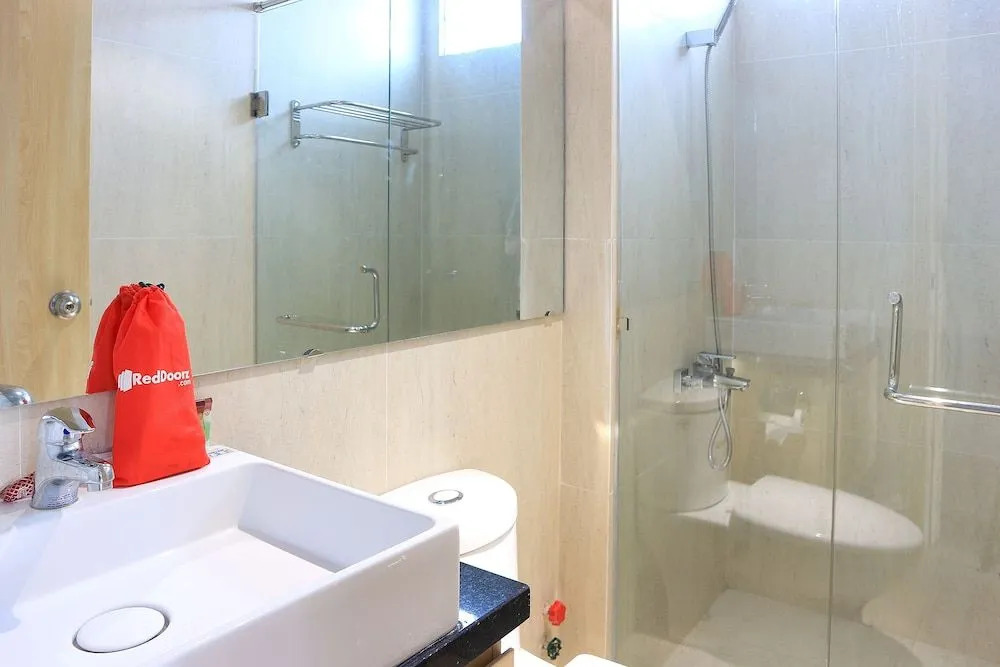 RedDoorz Plus  Le Van Sy Street 2