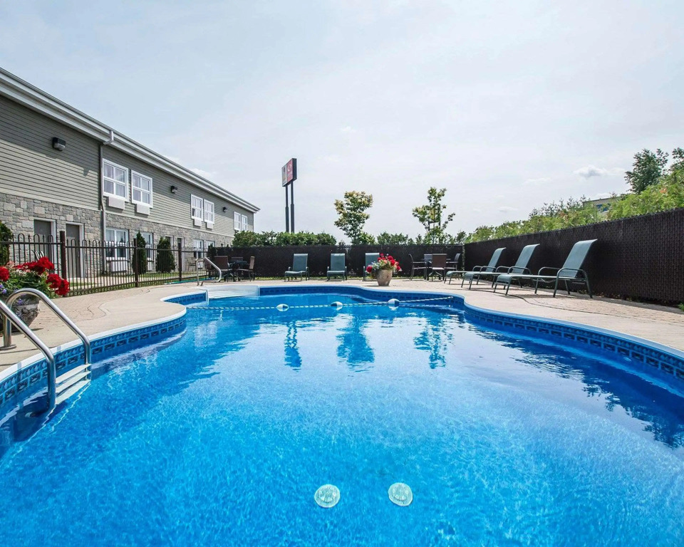 Econo Lodge Inn & Suites