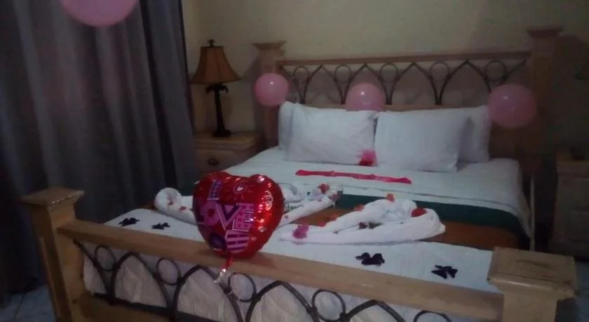 Bar-B-Barn Beach Hotel