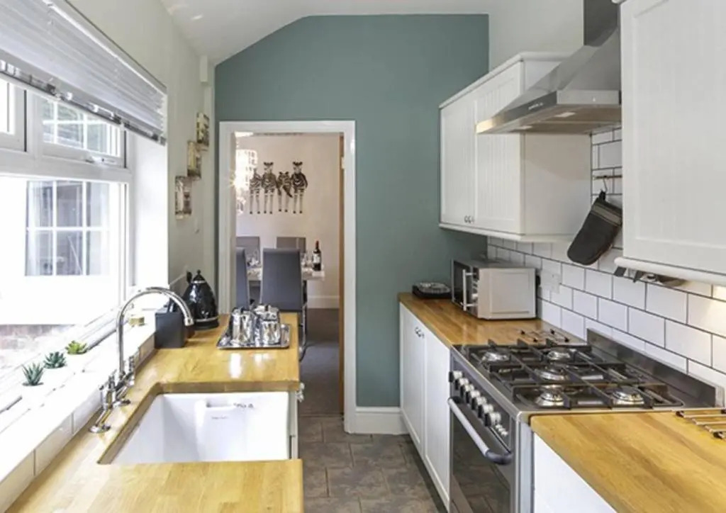 Cathedral Quarter House with free Secure Driveway Parking for 2 Cars