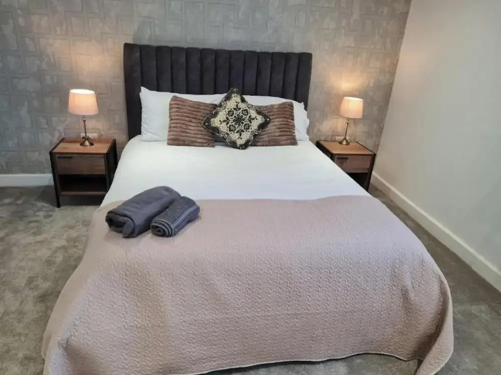 Room-modern Guest Room in West Midlands
