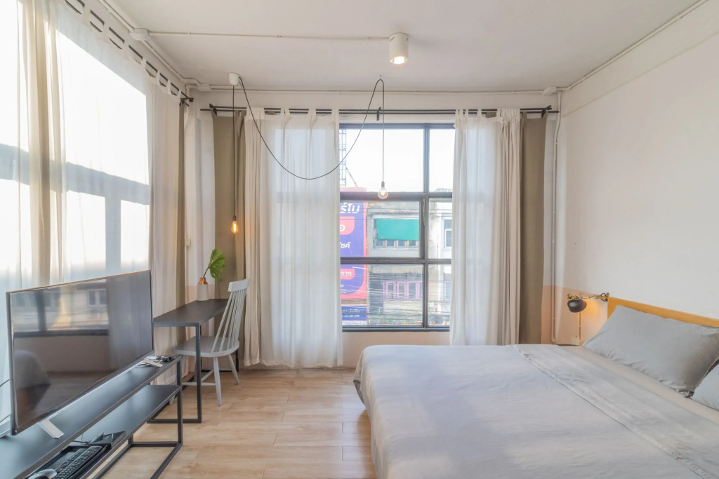 Beige Poshtels + Netflix