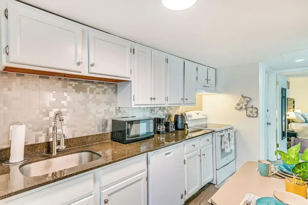 Walk to Downtown Albany: Ten Broeck Triangle Apt!