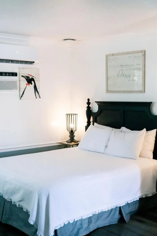 Seaside Laguna Inn & Suites
