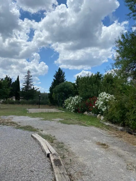 Maison de plain pied avec terrain de pétanque