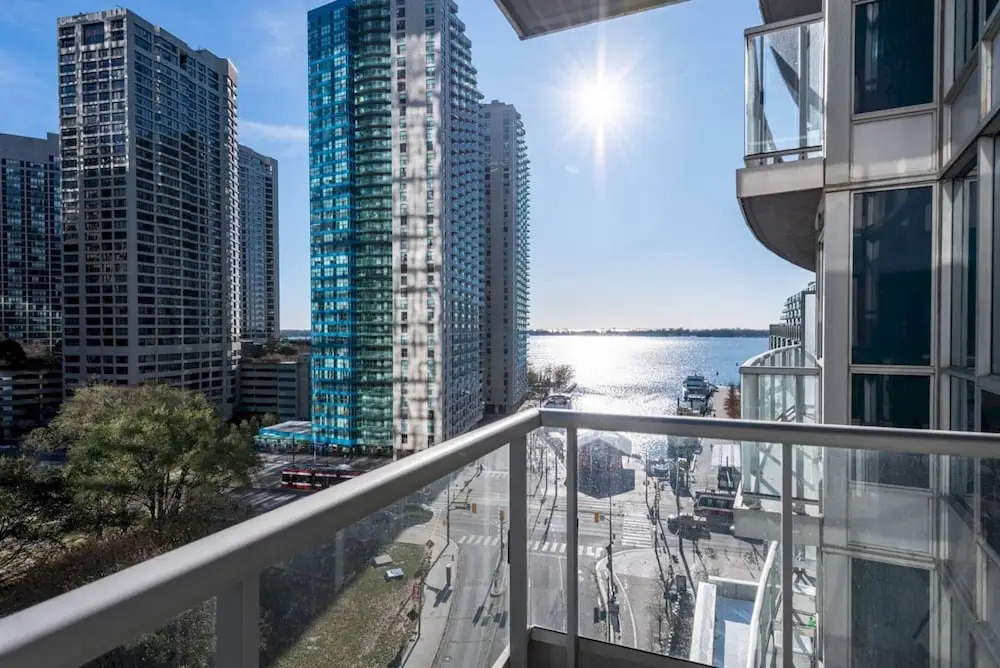 Chic 1 Bed in Heart of Downtown Toronto