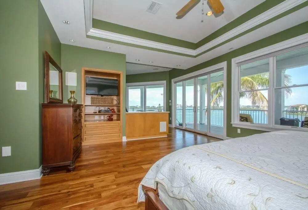 Beachcomber's Luxury - 5 Br home by RedAwning