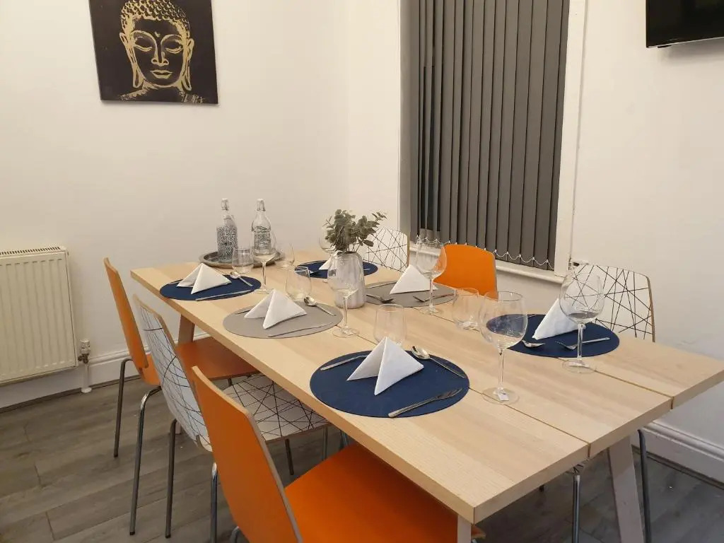 Stunning 5 bed house, 2 mins to beach and town, also free parking
