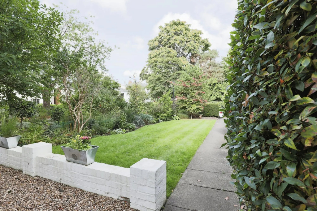 Stunning 4 Bed Semi-detached Home With Ample Space