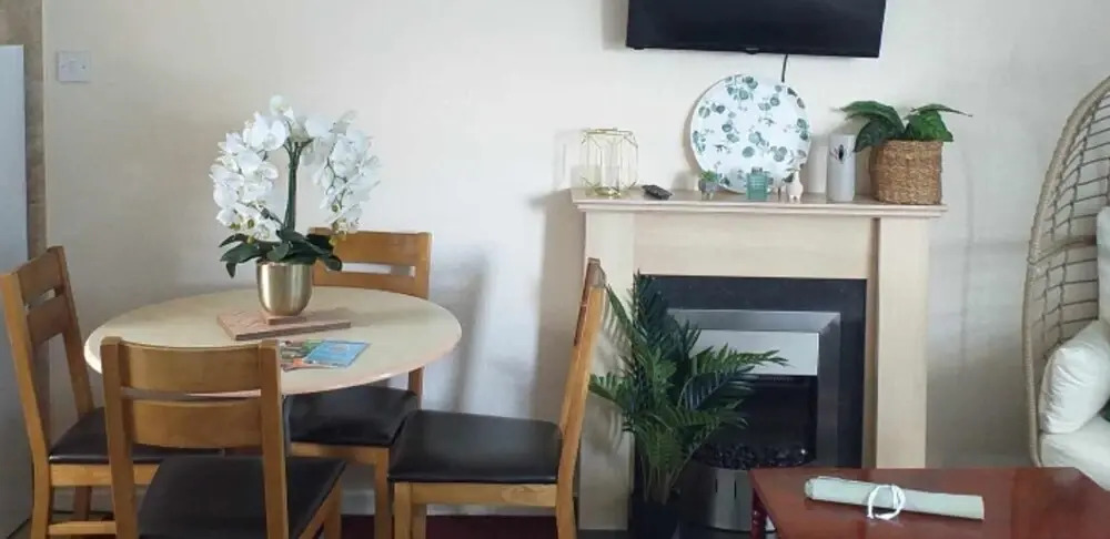 2 Bed Chalet Sleeps 5 - Pets, Parking, Near Beach