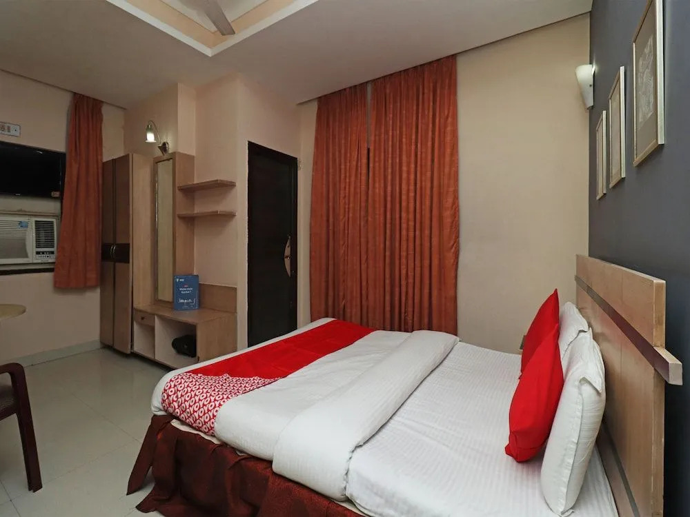OYO 28336 Hotel Girish